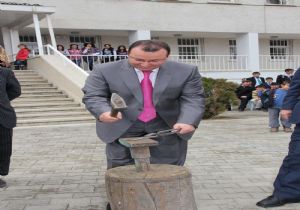 Kaymakam demir dövdü, şenlik başladı